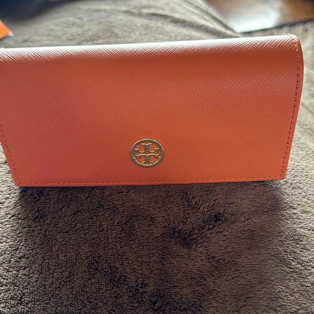 Tory Burch glass case